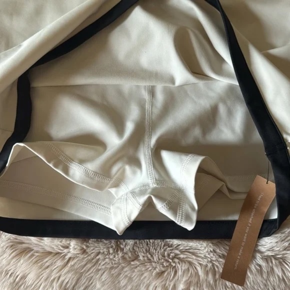 NWT S Reformation Adelina Active Set in White & Black - Picture 6 of 7